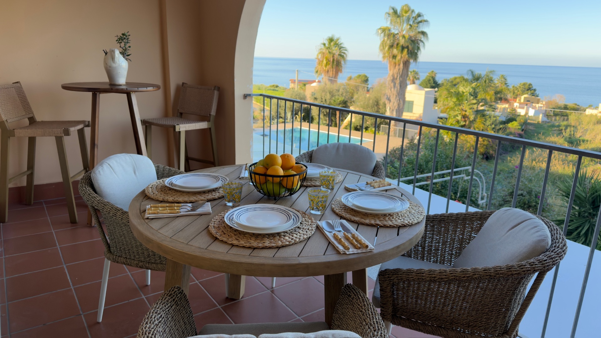 Terrazza con tavola apparecchiata e vista mare